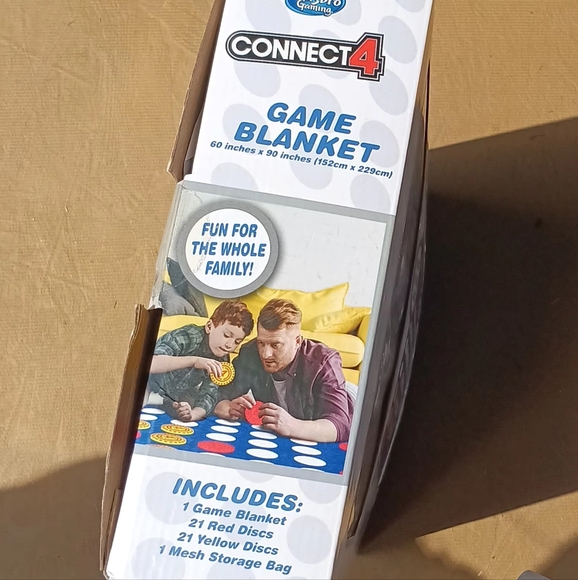 Brand NEW Hasbro Connect 4 Game Throw Blanket Set - Picture 5 of 5